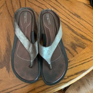 One pair Rockport thong sandals
